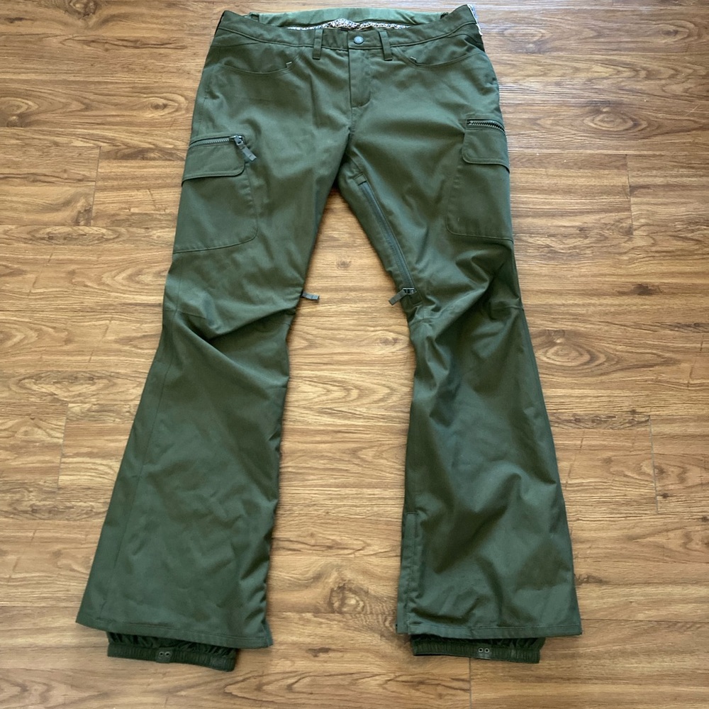 Gently used, Burton women’s Gloria snowboard pants.